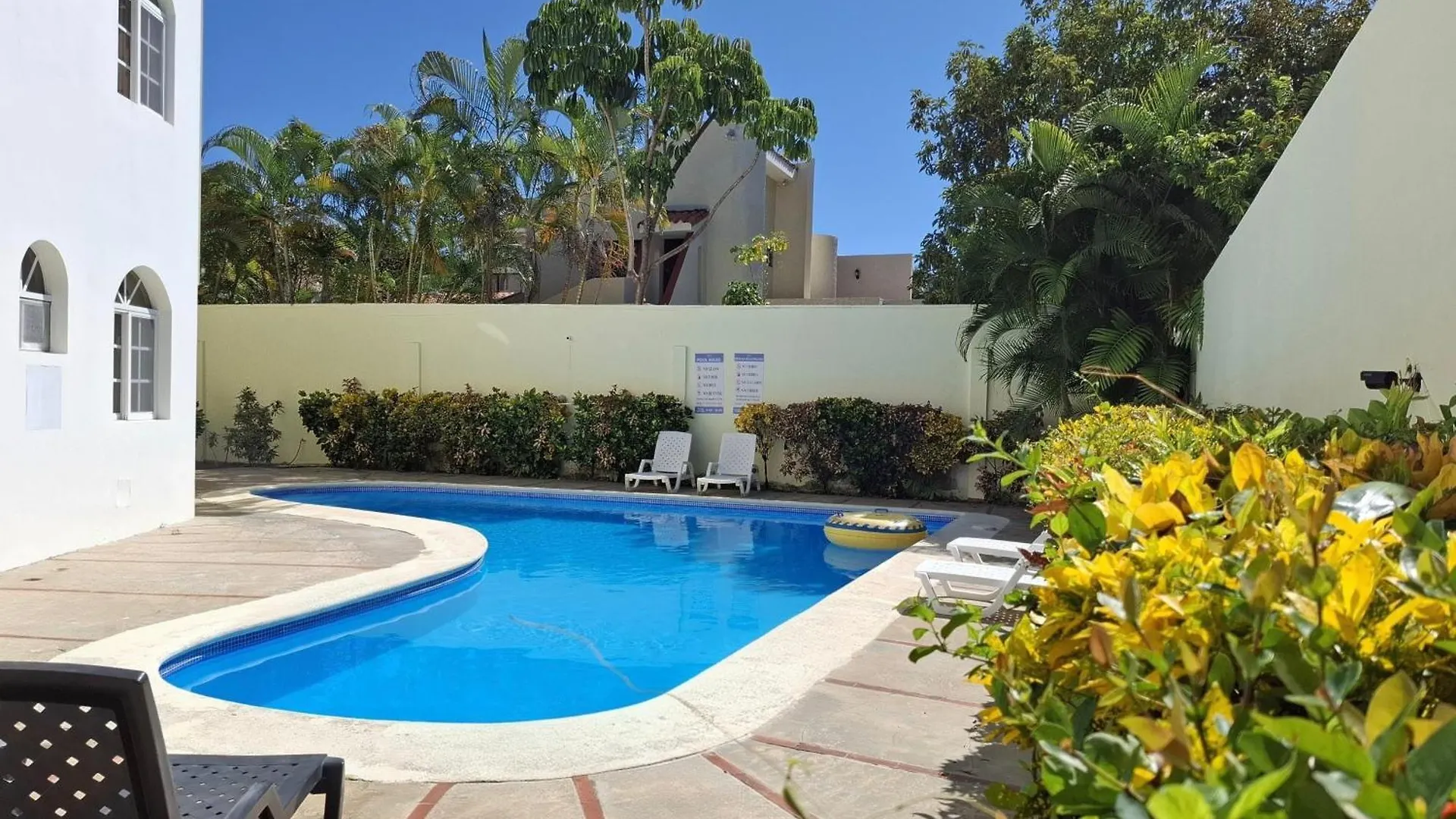 Costambar Beachfront Stay With Pool Las Flores Apartment